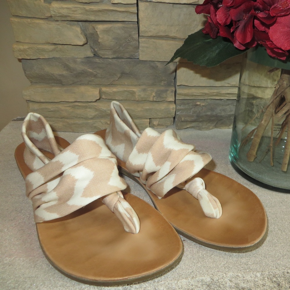 Dirty Laundry Tan & White Fabric Thong Sandal Sz 6